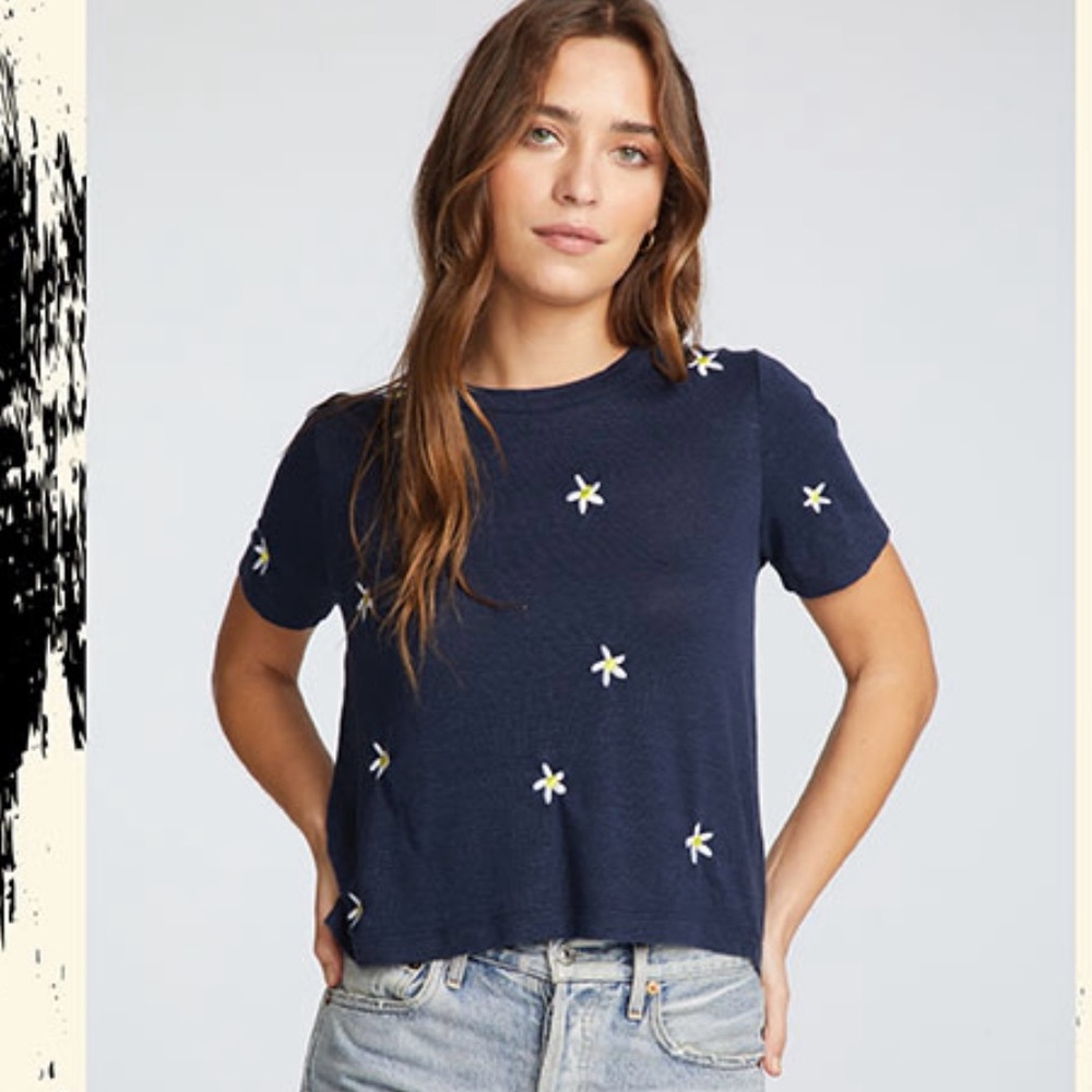Chaser embroidered daisy 🌼 tee